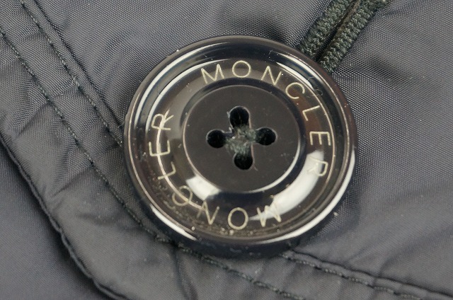 MONCLERのロゴ文字が刻印されたボタン